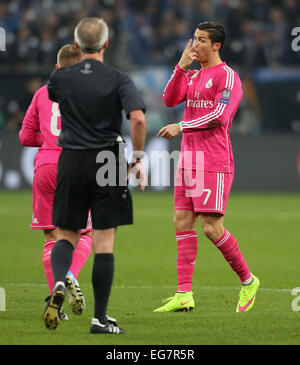 Gelsenkirchen, Deutschland. 18. Februar 2015. FC Schalke 04 Vs Real Madrid UEFA Champions-League: Cristiano Ronaldo (Real Madrid) in der Nähe von Schiedsrichter Martin Atkinson Gesten. Bildnachweis: Jürgen Schwarz/Alamy Live-Nachrichten Stockfoto