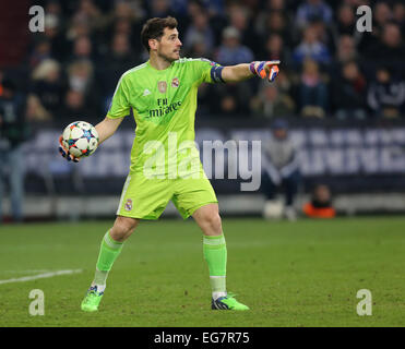 Gelsenkirchen, Deutschland. 18. Februar 2015. FC Schalke 04 Vs Real Madrid UEFA Champions-League: Torhüter Iker Casillas (Real Madrid) wirft den Ball. Bildnachweis: Jürgen Schwarz/Alamy Live-Nachrichten Stockfoto