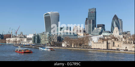 Panoramablick über die City of London, darunter der Tower of London mit Fluss Kreuzfahrt Boote im Vordergrund Stockfoto