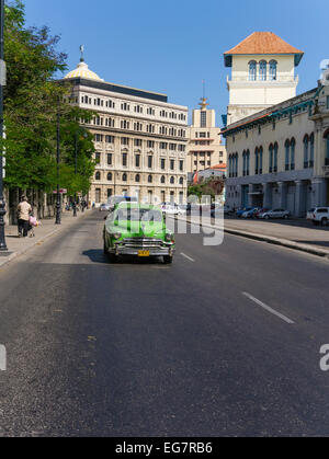 Altes grünes Auto mit orange Nummernschild fahren auf Straße in Havanna, Kuba. Stockfoto