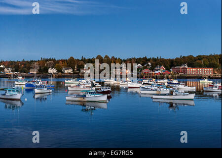 Charmantes Fischerdorf in der Dämmerung, Bass Harbor, Maine, USA Stockfoto