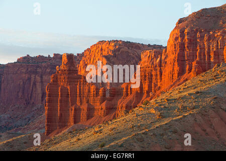 Chimney Rock im Capitol Reef National Park bei Sonnenuntergang, Utah, USA. fallen Stockfoto