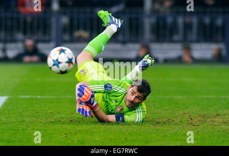 Gelsenkirchen, Deutschland. 18. Februar 2015. UEFA Championsleague: FC Schalke 04, S04 (blau) - Real Madrid (rosa) 0:2; Iker Casillas (Real Madrid). Aktion, Einzelbild. Bildnachweis: UKraft/Alamy Live-Nachrichten Stockfoto