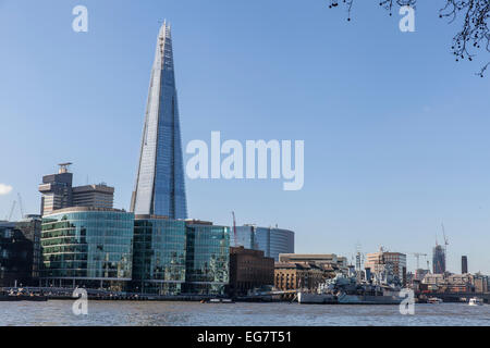 Shard Gebäude und HMS Belfast Schiff auf der Themse, die nördlich des Flusses entnommen Stockfoto