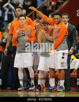 Syracuse, NY, USA. 18. Februar 2015. 18. Februar 2015: Die Syracuse Orange besiegte die Louisville Cardinals 69-59 im Carrier Dome in Syracuse, NY. © Csm/Alamy Live-Nachrichten Stockfoto