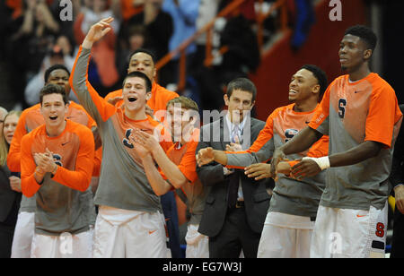 Syracuse, NY, USA. 18. Februar 2015. 18. Februar 2015: Die Syracuse Orange besiegte die Louisville Cardinals 69-59 im Carrier Dome in Syracuse, NY. © Csm/Alamy Live-Nachrichten Stockfoto