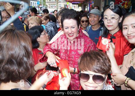 Sydney, Australien. 19. Februar 2015. Chinese New Year: Ein Löwentanz durchgeführt und der Oberbürgermeister haben Leute auf Sussex Street, Haymarket in Sydneys Chinatown. Oberbürgermeister von Sydney, Clover Moore gab rote Umschläge mit einer Schokolade 1 Dollar gold Münze im Inneren, um Chinese New Year oder lunar New Year, die Anfang des Jahres der Ziege zu feiern. Bildnachweis: Richard Milnes/Alamy Live-Nachrichten Stockfoto