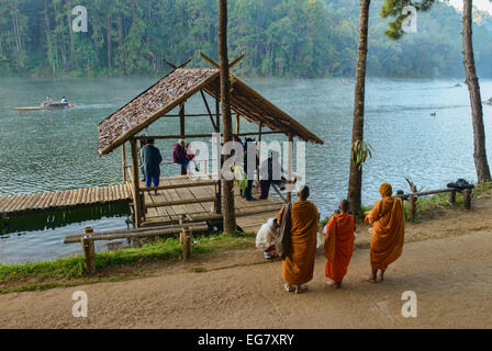 Mönche auf ihre Morgen Almosen gehen, Pang Ung See, Mae Hong Son, Thailand Stockfoto