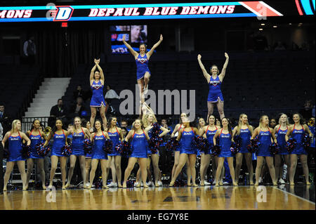 Rosemont, Illinois, USA. 18. Februar 2015. DePaul Cheerleader in Aktion während der NCAA Männer Basketball-Spiel zwischen der Providence Friars und die DePaul Blue Dämonen in der Allstate Arena in Rosemont, Illinois. Providence überzeugte DePaul 80-53. Bildnachweis: Cal Sport Media/Alamy Live-Nachrichten Stockfoto