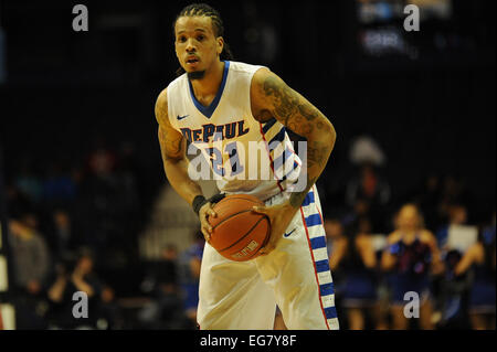 Rosemont, Illinois, USA. 18. Februar 2015. DePaul Blue Demons vorwärts Jamee Crockett (21) steuert den Ball während der NCAA Männer Basketball-Spiel zwischen der Providence Friars und die DePaul Blue Dämonen in der Allstate Arena in Rosemont, Illinois. Providence überzeugte DePaul 80-53. Bildnachweis: Cal Sport Media/Alamy Live-Nachrichten Stockfoto