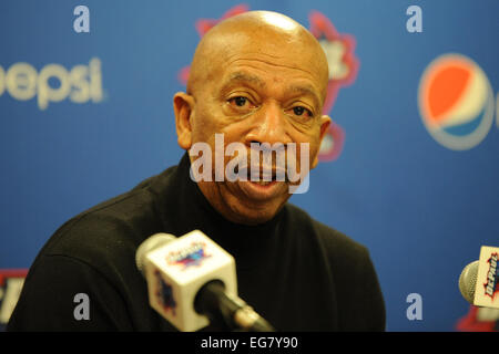 Rosemont, Illinois, USA. 18. Februar 2015. DePaul Blue Demons Trainer Oliver Purnell spricht zu den Medien nach der NCAA Männer Basketball-Spiel zwischen der Providence Friars und die DePaul Blue Dämonen in der Allstate Arena in Rosemont, Illinois. Providence überzeugte DePaul 80-53. Bildnachweis: Cal Sport Media/Alamy Live-Nachrichten Stockfoto