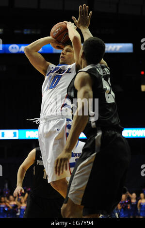 Rosemont, Illinois, USA. 18. Februar 2015. DePaul Blue Demons Guard David Molinari (10) führt einen Torwurf während der NCAA Männer Basketball-Spiel zwischen der Providence Friars und die DePaul Blue Dämonen in der Allstate Arena in Rosemont, Illinois. Providence überzeugte DePaul 80-53. Bildnachweis: Cal Sport Media/Alamy Live-Nachrichten Stockfoto