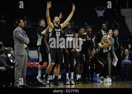 Rosemont, Illinois, USA. 18. Februar 2015. Die Providence Friars feiern während der NCAA Männer Basketball-Spiel zwischen der Providence Friars und die DePaul Blue Dämonen in der Allstate Arena in Rosemont, Illinois. Providence überzeugte DePaul 80-53. Bildnachweis: Cal Sport Media/Alamy Live-Nachrichten Stockfoto