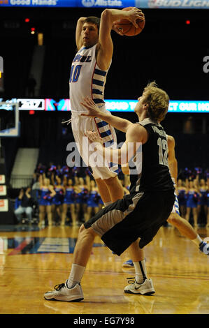 Rosemont, Illinois, USA. 18. Februar 2015. DePaul Blue Dämonen bewachen David Molinari (10) Pässe über Hof während der NCAA Männer Basketball-Spiel zwischen der Providence Friars und die DePaul Blue Dämonen in der Allstate Arena in Rosemont, Illinois. Providence überzeugte DePaul 80-53. Bildnachweis: Cal Sport Media/Alamy Live-Nachrichten Stockfoto