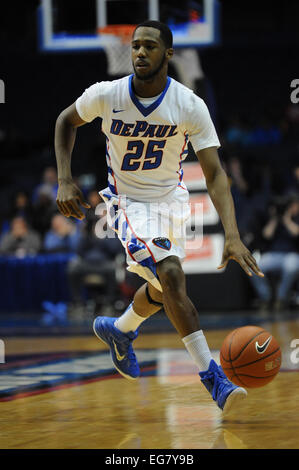 Rosemont, Illinois, USA. 18. Februar 2015. DePaul Blue Demons Wache Durrell McDonald (25) steuert den Ball während der NCAA Männer Basketball-Spiel zwischen der Providence Friars und die DePaul Blue Dämonen in der Allstate Arena in Rosemont, Illinois. Providence überzeugte DePaul 80-53. Bildnachweis: Cal Sport Media/Alamy Live-Nachrichten Stockfoto