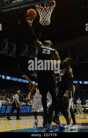 Rosemont, Illinois, USA. 18. Februar 2015. Providence Friars vorwärts LaDontae Henton (23) bekommt den Abpraller während der NCAA Männer Basketball-Spiel zwischen der Providence Friars und die DePaul Blue Dämonen in der Allstate Arena in Rosemont, Illinois. Providence überzeugte DePaul 80-53. Bildnachweis: Cal Sport Media/Alamy Live-Nachrichten Stockfoto