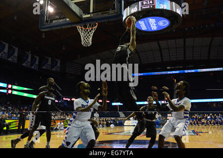 Rosemont, Illinois, USA. 18. Februar 2015. Providence Friars weiterleiten LaDontae Henton (23) Sprünge für die Erholung während der NCAA Männer Basketball-Spiel zwischen der Providence Friars und die DePaul Blue Dämonen in der Allstate Arena in Rosemont, Illinois. Providence überzeugte DePaul 80-53. Bildnachweis: Cal Sport Media/Alamy Live-Nachrichten Stockfoto