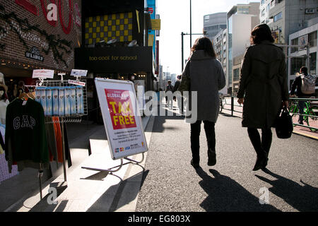 Chinesische Käufer Rückkehr nach Japan für den Lunar New Year Urlaub am 19. Februar 2015, Tokio, Japan: Shopper spazieren, der Haupteinkaufsstraße in Harajuku Bereich während der Lunar New Year Ferien in Asien. Tokyo Grand Shopping Week 2015 ist eine Veranstaltung, zielte darauf ab, ausländische Käufer anzuziehen und findet statt in 200 Geschäften einschließlich Omotesando Hills, Tokyu Plaza und Kiddy Land vom 22. Januar bis 24. Februar. Japan mehr chinesische Touristen erwartet diese Lunar New Year, und letzte Motte Japans Generalkonsulat in Shanghai ausgestellt Datensatz 14.400 Tourist Visa, 260 % mehr als im Dezember 2012. (Foto von Rodrigo Stockfoto