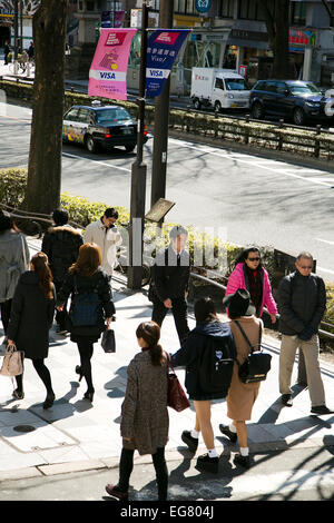 Chinesische Käufer Rückkehr nach Japan für den Lunar New Year Urlaub am 19. Februar 2015, Tokio, Japan: Shopper spazieren, der Haupteinkaufsstraße in Harajuku Bereich während der Lunar New Year Ferien in Asien. Tokyo Grand Shopping Week 2015 ist eine Veranstaltung, zielte darauf ab, ausländische Käufer anzuziehen und findet statt in 200 Geschäften einschließlich Omotesando Hills, Tokyu Plaza und Kiddy Land vom 22. Januar bis 24. Februar. Japan mehr chinesische Touristen erwartet diese Lunar New Year, und letzte Motte Japans Generalkonsulat in Shanghai ausgestellt Datensatz 14.400 Tourist Visa, 260 % mehr als im Dezember 2012. (Foto von Rodrigo Stockfoto