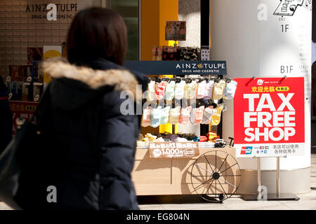 Chinesische Käufer Rückkehr nach Japan für den Lunar New Year Urlaub am 19. Februar 2015, Tokio, Japan: eine Frau geht entlang, der Haupteinkaufsstraße in Harajuku Bereich während der Lunar New Year Ferien in Asien. Tokyo Grand Shopping Week 2015 ist eine Veranstaltung, zielte darauf ab, ausländische Käufer anzuziehen und findet statt in 200 Geschäften einschließlich Omotesando Hills, Tokyu Plaza und Kiddy Land vom 22. Januar bis 24. Februar. Japan mehr chinesische Touristen erwartet diese Lunar New Year, und letzte Motte Japans Generalkonsulat in Shanghai ausgestellt Datensatz 14.400 Tourist Visa, 260 % mehr als im Dezember 2012. (Foto von Rodrigo Stockfoto