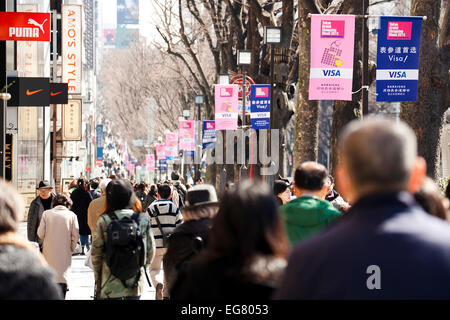 Chinesische Käufer Rückkehr nach Japan für den Lunar New Year Urlaub am 19. Februar 2015, Tokio, Japan: Shopper spazieren, der Haupteinkaufsstraße in Harajuku Bereich während der Lunar New Year Ferien in Asien. Tokyo Grand Shopping Week 2015 ist eine Veranstaltung, zielte darauf ab, ausländische Käufer anzuziehen und findet statt in 200 Geschäften einschließlich Omotesando Hills, Tokyu Plaza und Kiddy Land vom 22. Januar bis 24. Februar. Japan mehr chinesische Touristen erwartet diese Lunar New Year, und letzte Motte Japans Generalkonsulat in Shanghai ausgestellt Datensatz 14.400 Tourist Visa, 260 % mehr als im Dezember 2012. (Foto von Rodrigo Stockfoto