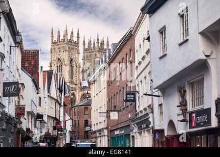 Die Stadt York im Winter, einen Blick auf Low Petergate, mit seinen vielen Geschäften und Boutiquen, York Minster. Stockfoto