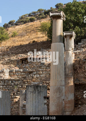 Antiken Ephesus Ruinen Spalten gegen Hügel Stockfoto