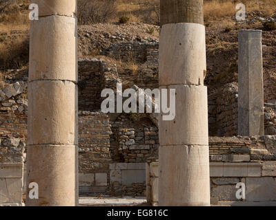 Antiken Ephesus Ruinen Spalten mit Griechisch schreiben Stockfoto