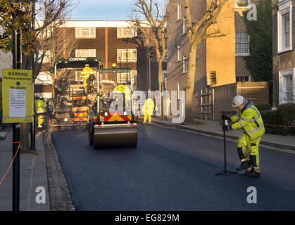 Verlegung einer neuen Straßendecke auf einer Straße in London UK Stockfoto