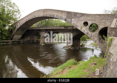 Die Alte Brücke, Pontypridd. Erbaut 1756 - von der Nordseite aus gesehen. Die Brücke überspannt den Fluss Taff, kurz bevor sie auf den Fluss Cynon trifft. Stockfoto