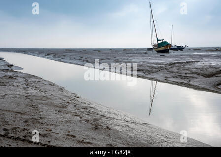 Das Wattenmeer bei Leigh am Meer bei Ebbe mit dem Creek in den Vordergrund und paar gestrandeten Boote Stockfoto