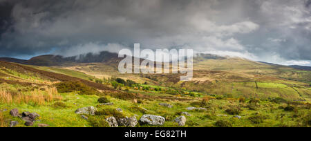 Nebel auf den Gipfeln der Comeragh Mountains im nun Tal, Grafschaft Waterford, Irland Stockfoto