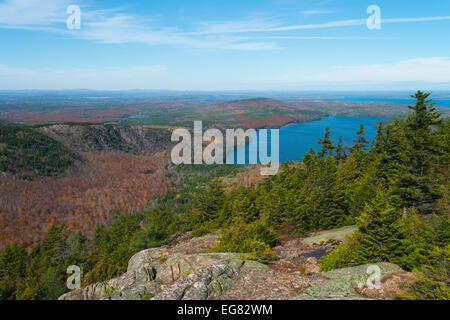 Am Horizont erstreckt sich weit weg auf Pemetic Berg, Acadia Nationalpark Stockfoto