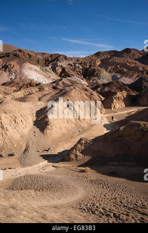 Wanderer kommt eine Wäsche im Death Valley Stockfoto