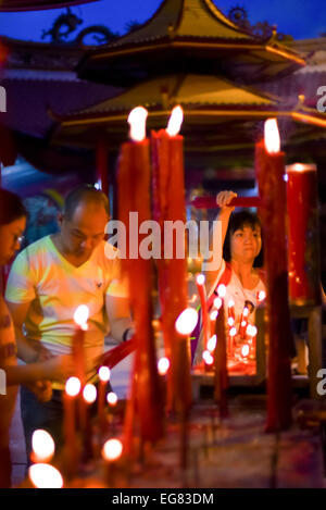 Menschen brennen Räucherstäbchen an Jin De Yuan Tempel, Jakarta Chinese New Year Eve Hio fordert. Stockfoto