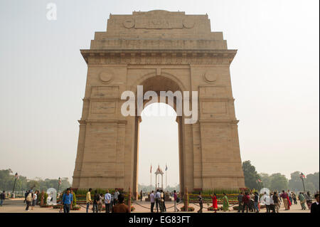 Touristen in India Gate in Delhi, Indien Stockfoto