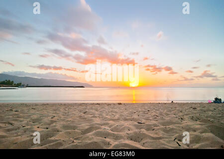 Oahu, HI, USA - 27. August 2013: Sonnenuntergang in Haleiwa Tropenstrand in Haleiwa, Oahu, Hawaii. Haleiwa Beach Park spaziert distan Stockfoto