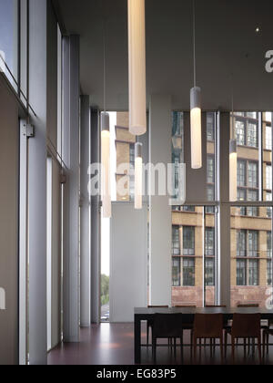 Der Felsen, Amsterdam, Niederlande. Architekt: Erick van Egeraat, 2011. Innenraum mit voller Höhe Fenestration. Stockfoto