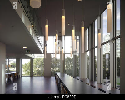 Der Felsen, Amsterdam, Niederlande. Architekt: Erick van Egeraat, 2011. Flexible Bestuhlung im Cafeteria. Stockfoto