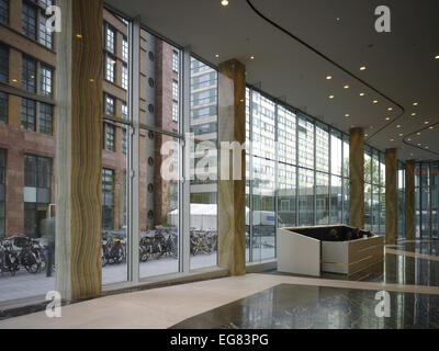 Der Felsen, Amsterdam, Niederlande. Architekt: Erick van Egeraat, 2011. Voller Höhe Fenestration des Eingangs-Foyer. Stockfoto