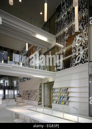 Der Felsen, Amsterdam, Niederlande. Architekt: Erick van Egeraat, 2011. Dreifach-Höhe Atrium mit inneren Brücken. Stockfoto