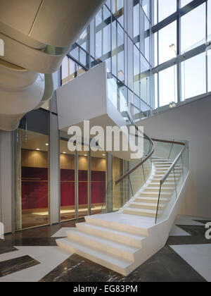 Der Felsen, Amsterdam, Niederlande. Architekt: Erick van Egeraat, 2011. Geschwungene Treppe. Stockfoto