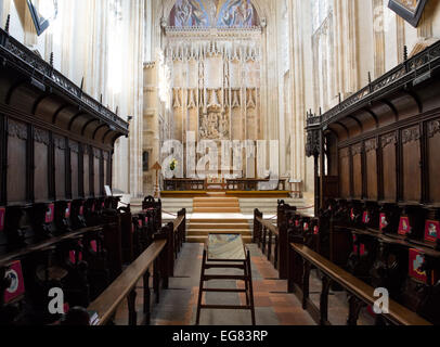 Innere der Kirche mit Chor Bänke und Stufen hinauf zum altar Stockfoto