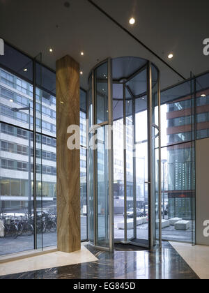 Der Felsen, Amsterdam, Niederlande. Architekt: Erick van Egeraat, 2011. Lobby mit Haupteingang zum Straßenniveau. Stockfoto