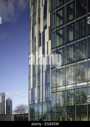 Der Felsen, Amsterdam, Niederlande. Architekt: Erick van Egeraat, 2011. Detail aus Aluminium und Glas-Verkleidung. Stockfoto