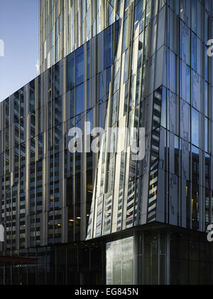 Der Felsen, Amsterdam, Niederlande. Architekt: Erick van Egeraat, 2011. Detail der reflektierende Aluminium und Glas-Verkleidung. Stockfoto