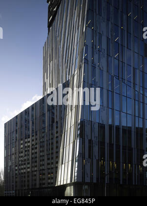 Der Felsen, Amsterdam, Niederlande. Architekt: Erick van Egeraat, 2011. Detail der reflektierende Aluminium und Glas-Verkleidung. Stockfoto