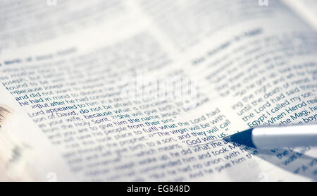 Detail-Closeup zoom Gott mit uns Schrift in Bibel-Vers Stockfoto