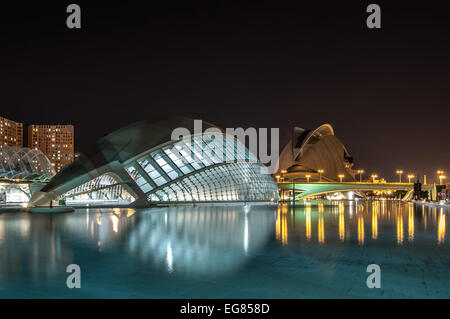 Die Stadt der Künste und Wissenschaften: das Hemisferic und Königin Sofia Palast bei Nacht, Valencia, Spanien. Stockfoto