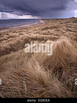 Gewitterwolken über Aberdeen angesehen vom Forvie Nature Reserve, Aberdeenshire Stockfoto